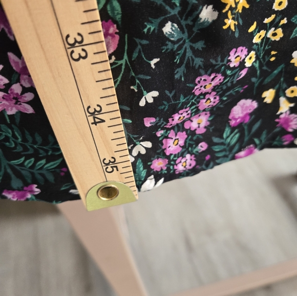 Women's Old Navy Sleeveless Ruffled Trim Floral Size Medium V Neck - Picture 12 of 13